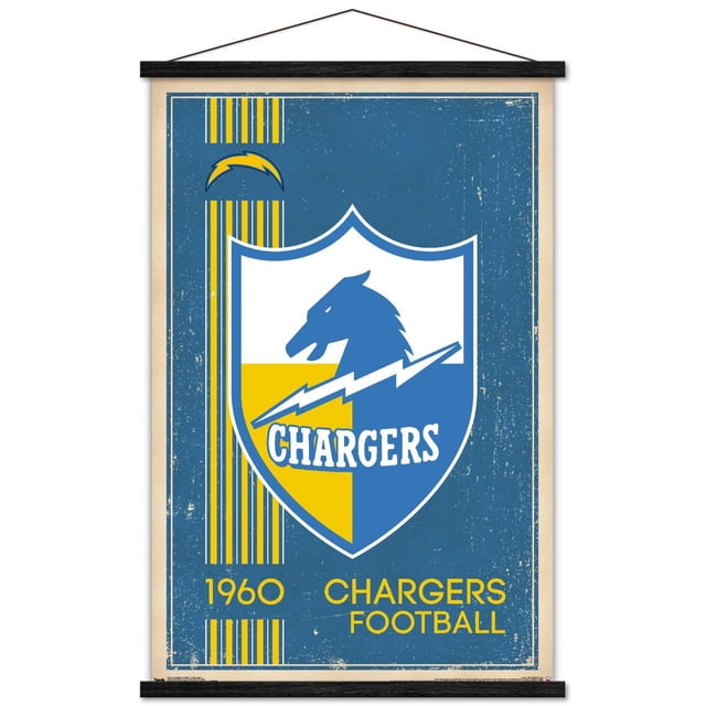 NFL Los Angeles Chargers - Affiche Murale Logo Rétro 17, 22,375 Pouces x 34 Pouces Mettant en Vedette un Logo vintage Centré du Bouclier des Chargers avec une Tête de Cheval Bleue et un Éclair sur un Fond Bleu et Jaune Séparés, Toile de Fond Bleue Usée avec des Rayures Verticales Jaunes et le Texte « 1960 Chargers Football » en Jaune, Imprimée sur Papier d'Affiche Lustré avec Cadre de Suspension en Bois Noir, Idéale pour la Déco de Chambre à Thème Sportif.