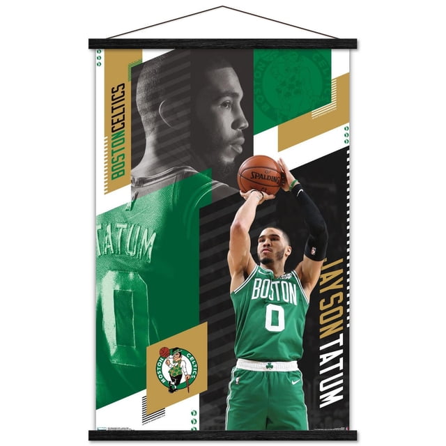 NBA Celtics de Boston - Affiche Murale Jayson Tatum 19, 22,375 Po x 34 Po Présentant une Affiche Murale Brillante avec une Photo Dynamique de Jayson Tatum en Uniforme Vert des Celtics de Boston Tirant un Ballon de basketball, Accompagnée d'Un Gros Plan de Son Dos Montrant le Nom « Tatum » et le Numéro 0, sur un Fond avec des accents Géométriques Verts, Blancs et Dorés et le logo des Celtics de Boston, Convient à la Décoration de Chambre de fan de Sport.