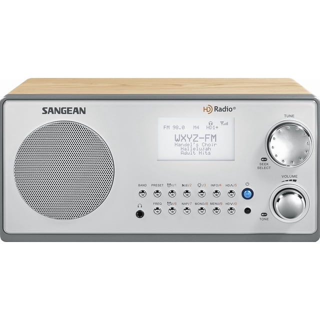 Sangean Radio Réveil Double HD AM/FM Tout-en-un avec Grand Écran LCD Rétroéclairé Facile à Lire. la Radio Présente un design compact en Armoire en Bois avec un Grand Écran LCD Rétroéclairé Affichant les Informations de la station. Elle Comprend un Haut-Parleur Intégré de 3 Pouces, des Commandes de Basses et de Tonalités Triples, et un Syntoniseur Stéréo Numérique AM/FM avec 20 Préréglages de station. le Panneau avant Montre des Boutons de Commande pour la Sélection de la Bande, des Préréglages et des Réglages d'Alarme, Ainsi Qu'