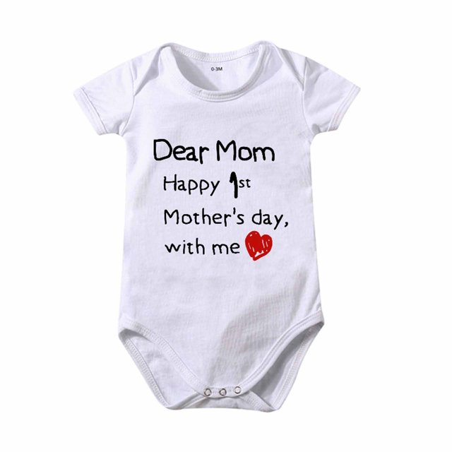 Birdeem Barboteuse T-Shirt à Manches Courtes à Imprimé de Lettres pour Tout-Petits Filles Garçons en Blanc, Mettant en Vedette une « Dear Mom, Happy 1st Mother's Day, with me » avec Motif de Texte et Graphique de Cœur Rouge. Fabriquée en Coton et polyester Respirant, Cette Barboteuse Est Douce et Confortable pour les Bébés de 0 à 24 Mois. Elle a des Manches Courtes, une Fermeture à Boutons-Pression au Bas, et Convient aux Tenues Décontractées, à la Photographie de Bébé Ou à des occasions Spéciales comme la Fête des Mères.