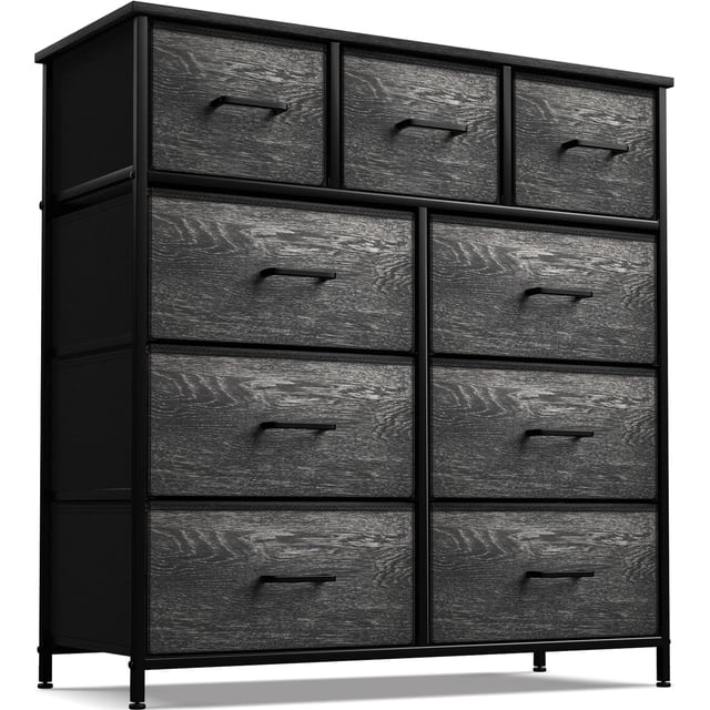 Sorbus Commode en Tissu à 9 Tiroirs pour Chambre, Présentant un design Haut et portable avec un Cadre en Acier Noir Robuste et Neuf Tiroirs en Tissu Amovibles avec Fini Imitation Bois. Idéale pour Ranger Vêtements, Linge, Jouets et Accessoires, Cette Commode Allie une Esthétique Rustique et Moderne. Sa structure Légère Permet un transport et une Réorganisation Faciles, et les Tiroirs Peuvent Se Replier à Plat Lorsqu'ils Ne Sont Pas Utilisés. Convient aux Chambres, Garde-Robes Ou Bureaux à Domicile.