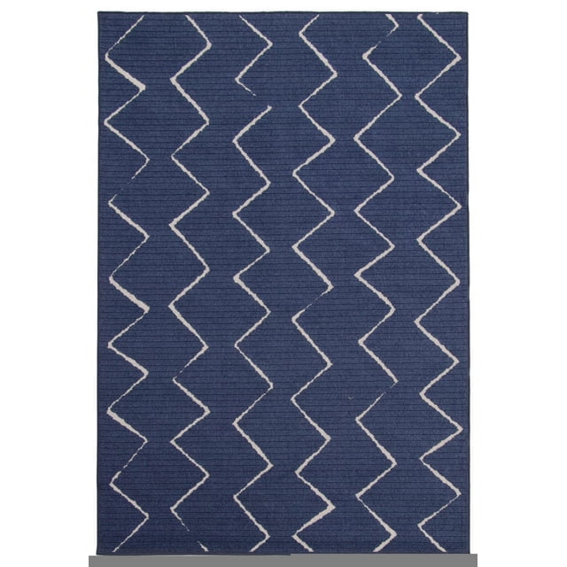 ECARPET Intérieur/extérieur pour Balcon, Patio et Jardin Tapis Raya Bleu, Rectangulaire avec une base Bleu Foncé et un Motif en zigzag beige Clair. Il a une texture Côtelée et Est Conçu pour une Utilisation durable à l'Intérieur Ou à l'Extérieur sur patios, Balcons Ou Jardins. Convivial pour la Famille et les Animaux de Compagnie, Résistant à la Décoloration, Convient aux styles Milieu du Siècle Moderne et Urbains.