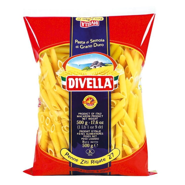 Divella Penne Rigate Pâtes Sèches dans un Sac Rouge et Transparent de 500 g (17,6 oz) Montrant des tubes de Semoule de Blé Dur Jaune. l'Emballage Présente le logo Divella et Note Son Origine Italienne, Convient au Rangement du Garde-Manger et à la Cuisson.
