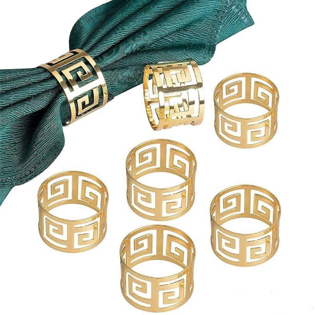 Napkin Rings7 Anneaux pour Serviettes Porte-Serviettes en Métal en une Pièce, Fini Doré, avec un Motif de Touche Grecque. Fait d'Un Métal Allié durable avec un Revêtement Électroplacé pour une Brillance durable. Comprend Sept Anneaux pour Serviettes, Illustrés avec une Serviette Verte Tenant une Serviette et les Autres Exposés Séparément. Convient aux Tenues de table Formelles et Décontractées, aux Mariages et aux occasions Festives.