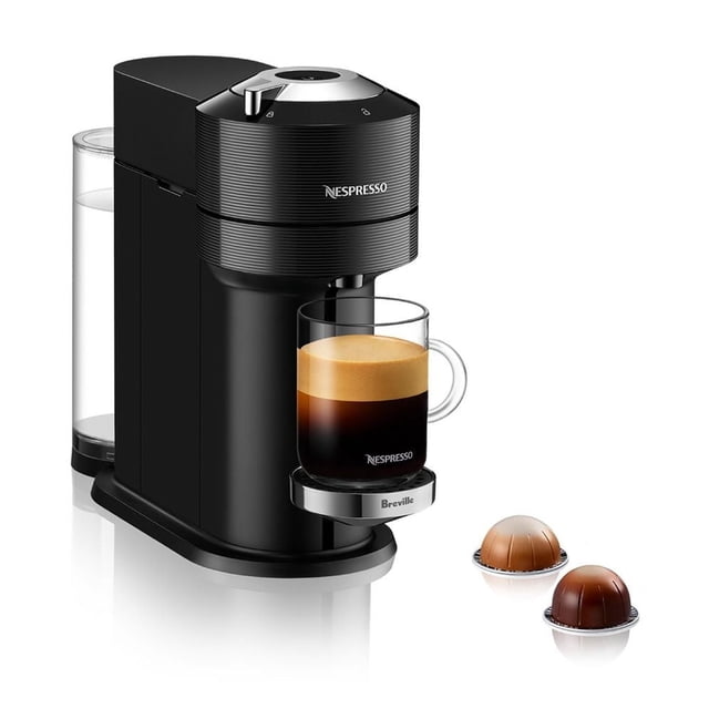 Nespresso Vertuo Next Machine à Café et à Espresso Haut de Gamme par Breville, Vue Classique Noire Centrée Orientée vers l'Avant d'Une Machine Compacte à Portion Individuelle pour Café et Espresso avec accents Chromés; Tête visible à insertion de capsule, Réservoir d'Eau Nervuré à l'Arrière, Commande à un Bouton et Plateau d'Égouttement Amovible sur une surface de Cuisine Neutre, Souvent Utilisé pour Distribuer de l'Eau Chaude pour Boissons Instantanées.