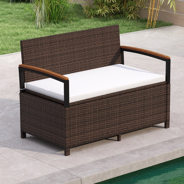 Gymax Banc de Rangement Extérieur avec Coussin, Dossier et Accoudoirs en Bois d'Acacia avec Rangement Dissimulé. Fabriqué en Rotin PE Brun Mélangé, Ce Banc Offre une Capacité de Rangement de 46 Gallons avec Doublure Imperméable et Vérin à Gaz pour un Accès Facile. Comprend un Coussin beige Rempli d'Éponge avec une Housse Amovible et Lavable. Conçu avec un Dossier Pleine Longueur, des Accoudoirs en Bois d'Acacia et un Cadre Métallique Robuste, Il Supporte jusqu'à 800 Lb. Idéal pour les patios, les Vérandas Ou les Zones au Bord de la Piscine.