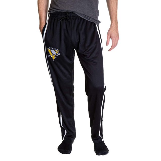 Pittsburgh Penguins Pantalon d'Entraînement à Rayures pour Hommes en Noir, avec un accent à 2 Rayures sur les Côtés et un logo d'Équipe Brodé sur la Cuisse Gauche. Fabriqué à 100 % polyester, Ce Pantalon sous Licence Officielle LNH Comprend une Taille à Cordon Ajustable, Deux Poches Latérales et des Bas à Jambe Ouverte pour le Confort et la Fonctionnalité.