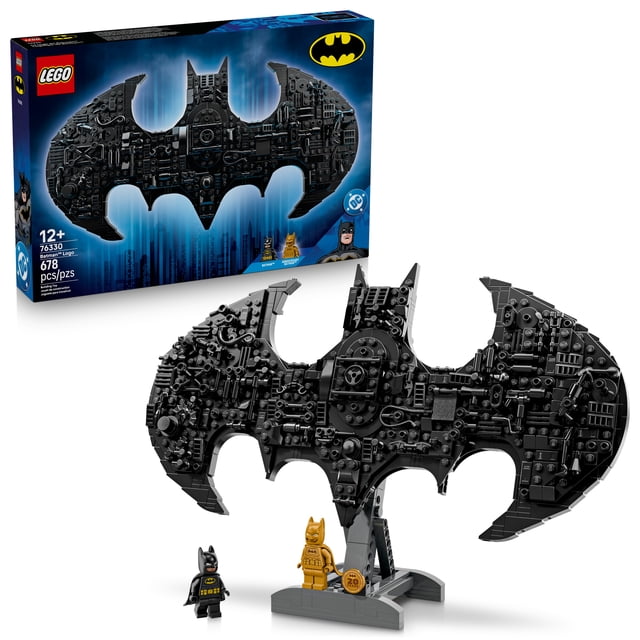 LEGO DC Batman : Jouet de Construction Logo Batman avec 678 Pcs, Présentant un Signal de Chauve-Souris Noir avec une texture Grinçante Détaillée sur un Support Gris, Incluant des Minifigurines Batman Classiques et Dorées avec une Pièce d'Anniversaire Dorée, Exposé à Côté de la Boîte de Produit avec la skyline de Gotham City et le Logo Batman.