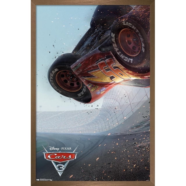 Disney Pixar Les Bagnoles 3 - Affiche Murale d'Une Feuille, 22,375 Po x 34 Po Montrant une Voiture de Course Rouge Numéro 95 Se Retournant sur un Piste de Course avec des Étincelles et des Débris en Vol, Posée contre un Stade et une Clôture de Sécurité, Imprimée sur Papier d'Affiche Lustré, Convenant à l'Art Mural et à la Déco de Pièce.