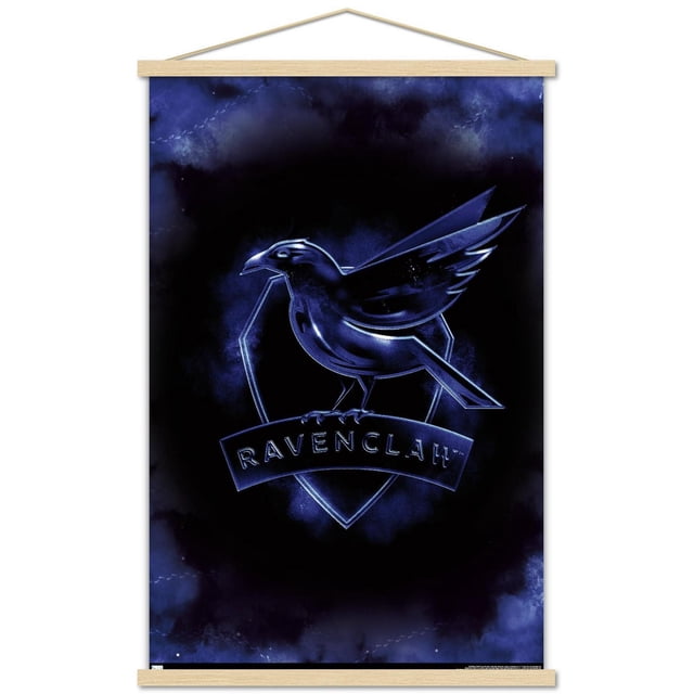 Harry Potter - Affiche Murale Magie du Crest de Serdaigle, 22,375 Po x 34 Po Présente un Emblème de Serdaigle Bleu Lustré Centré et Orienté vers l'Avant Perché sur un Bouclier avec Texte « Serdaigle », sur Fond Fumé Bleu Foncé et Noir, Imprimée sur Papier d'Affiche Lustré et Encadrée avec Barres Suspendues en Bois Clair, Convient à la Déco de Pièce et aux Oeuvres Murales.