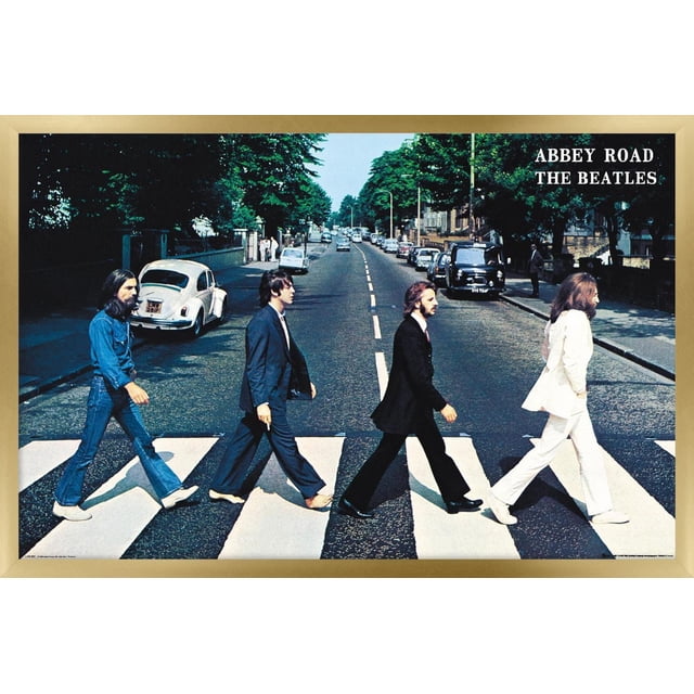 The Beatles - Affiche Murale Abbey Road, 22,375 Po x 34 Po, Montrant Quatre Hommes Marchant à Travers un Carrefour de Zèbre sur une Rue Bordée d'Arbres avec des Voitures Stationnées, avec « Abbey Road The Beatles » en Haut à Droite, Imprimé sur Papier d'Affiche Lustré, Convient à la Décoration Murale de la Maison Ou du Bureau.
