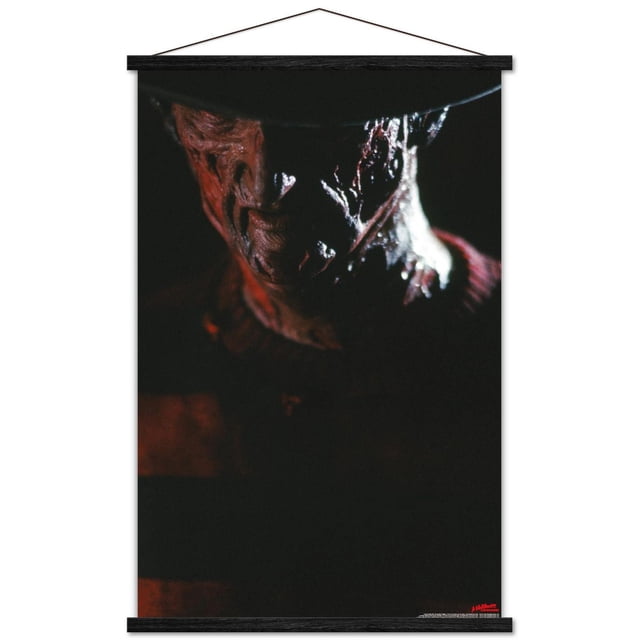 Un Cauchemar sur Elm Street - Affiche Murale Portrait de Freddy avec Cadre Magnétique, 22,375 Pouces x 34 Pouces Montrant un Gros Plan Centré du Visage Brûlé et Cicatrisé de Freddy Krueger sous un Chapeau fedora Sombre, Imprimée sur Papier d'Affiche Lustré aux Couleurs Vives, Encadrée dans un Cadre en Bois Magnétique Noir, Convient à la Déco Maison Ou à la Décoration de Fête à Thème.