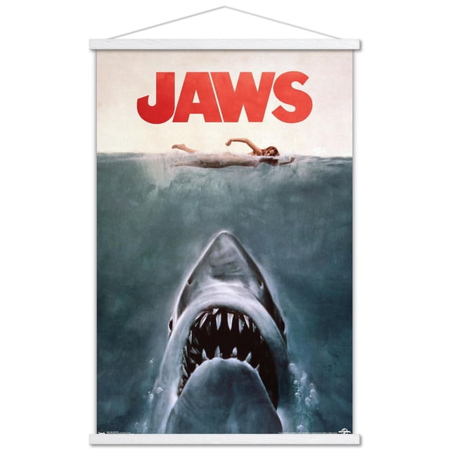 Mâchoires - Affiche Murale d'Une Feuille, 22,375 Po x 34 Po, Représentant une Vue Centrée de devant d'Un Grand Requin Blanc aux Mâchoires Ouvertes et aux Dents Tranchantes Qui Remonte à Travers l'Eau Bleu Foncé vers un Nageur à la surface, avec Texte de Mâchoires Rouges Audacieux au-Dessus, Imprimée sur Papier d'Affiche Lustré avec Supports Adhésifs pour une Suspension Facile et Convient à la Décoration de Chambres, Bureaux Ou Dortoirs.