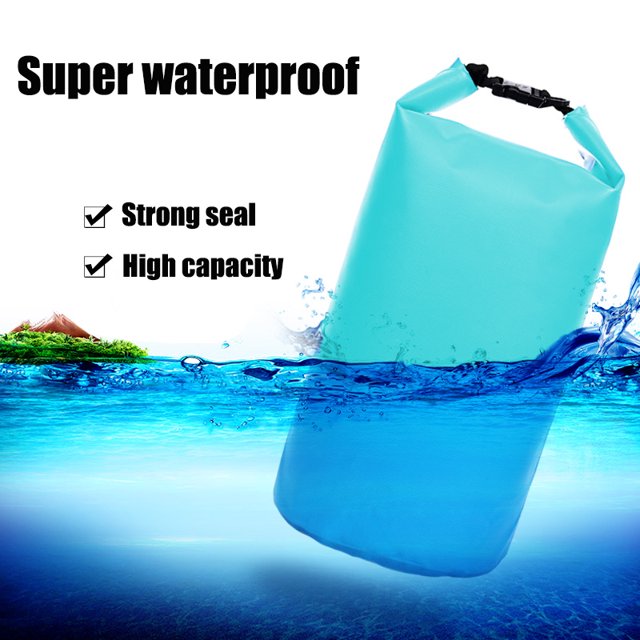 Sac Étanche Étanche 8/40/70 L pour Canot, Navigation de Plaisance, Kayak, Camping, Montré en Couleur Bleue, Partiellement Submergé dans l'Eau pour Mettre en Valeur Sa Conception Imperméable. Présente une Étanchéité Solide et une Grande Capacité, Convient au Rangement de Camping et à la Protection d'Articles comme les Vêtements, l'Électronique et les Cartes Lors des Activités de Plein Air.