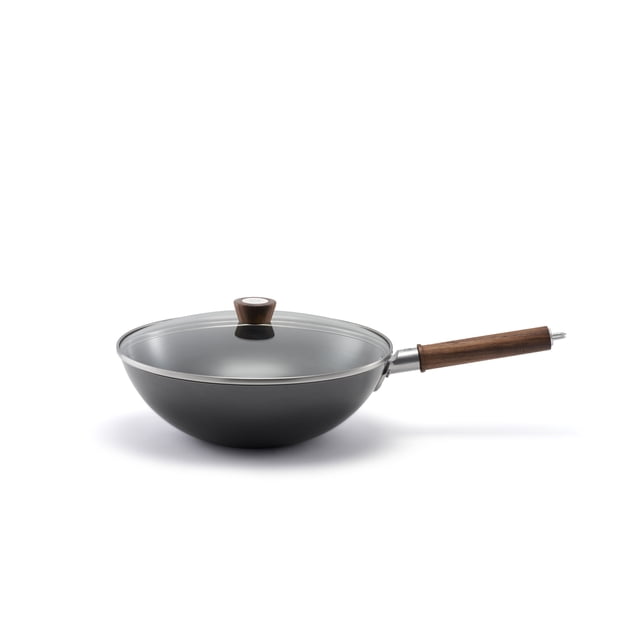 ZWILLING Dragon Wok en Acier au Carbone de 30 cm / 12 Pouces avec Couvercle en Verre Trempé et Poignée en Ébène. le Wok Présente un Fond Épais et Plat et des Côtés Minces à Haute Courbure pour une Cuisson Efficace à Haute Chaleur. Fabriqué à Partir de 99 % de Fer Pur avec Technologie de Carbonitruration pour la Résistance à la corrosion et la Compatibilité avec Toutes les Cuisinières, Y Compris l'Induction. la Poignée Comprend une Boucle de Suspension en Acier Inoxydable et un design Gravé au Laser par Matteo Thun & Antonio Rodriguez