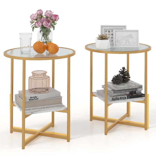 Costway Ensemble de 2 tables d'Appoint Rondes à 2 Niveaux en Verre, Lot de 2 avec Dessus en Verre Trempé de 20 Pouces et Tablette Inférieure en faux Marbre. Les tables Comportent un Cadre en Métal Enduit de Poudre Dorée avec une structure en X pour la Stabilité. Compactes et Polyvalentes, Elles Sont Idéales pour Être Utilisées comme tables de Chevet Ou tables d'Appoint dans les Salons, Chambres Ou Bureaux. l'Étagère Inférieure Offre un Espace de Rangement Supplémentaire, et les Patins de Pieds Ajustables Assurent la Stabilité sur les Planchers Irréguliers. Dimensions