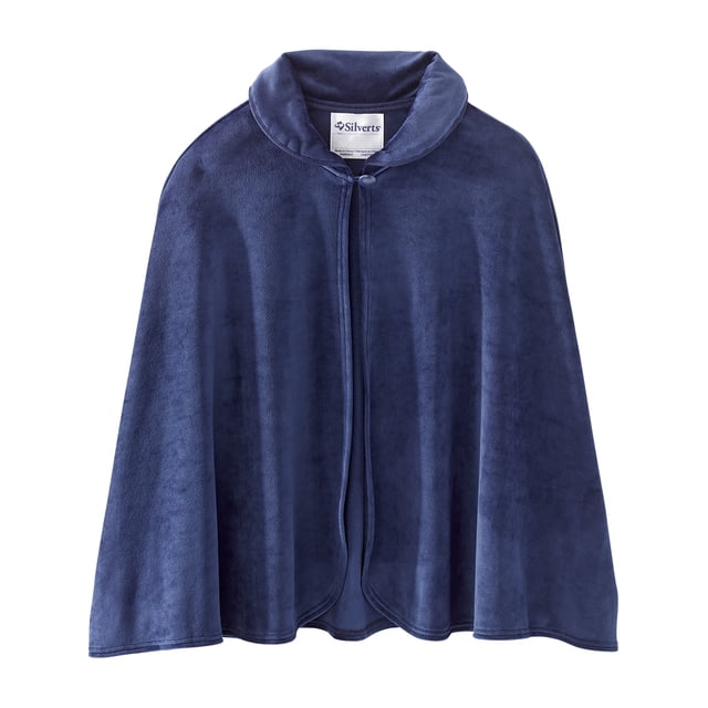 Veste Cape Chaude pour Femmes Ou Châle de Lit par Silvert's, Fabriquée en Molleton Polaire Bleu Marine. Cette Cape Présente une Fermeture à Boutons au Col et un design Fluide Qui Se Drape sur les Épaules, Offrant Chaleur et Confort. Convient pour Se Détendre, Soins aux Aînés, Soins Infirmiers Ou Milieux de Réadaptation.