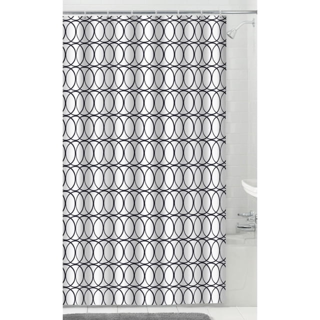 Mainstays Rideau de Douche Décoratif avec 12 Crochets : Ensemble de Douche 13 Pcs avec un Rideau en Tissu Blanc et un Motif de Cercles Noir Emboîtable, Mesurant 70 par 72 Pouces, Suspendu à 12 Crochets en Plastique dans une Salle de Bain Carrelée Blanche avec des Luminaires de Douche Chromés, Convient aux Zones de Douche et de Baignoire standard et Est Souvent Utilisé pour Mettre à Jour la Déco de la Salle de Bain.