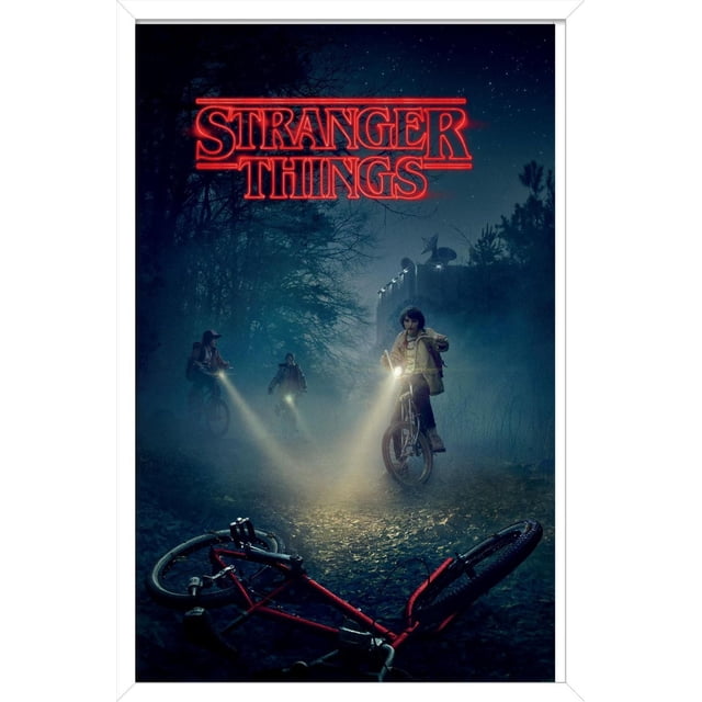 Netflix Stranger Things - Affiche Murale de Vélos, 22,375 Po x 34 Po Représentant une Scène Nocturne de Forêt avec Trois Enfants Chevauchant des Bicyclettes Utilisant des Lampes de Poche pour Illuminer un Sentier Brumeux, une Bicyclette Rouge Allongée au Sol au Premier Plan, et le logo Rouge Lumineux Stranger Things en Haut, Convient à la Déco Maison et à l'Art Mural.