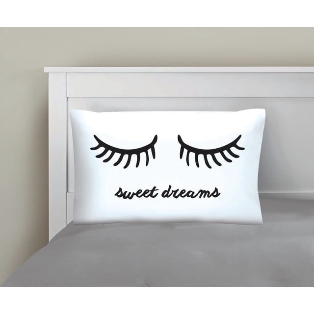 Mainstays Kids Taie d'Oreiller Imprimée en Microfibre 100 % polyester Blanche, 20 X 30 Pouces, avec Cils Fermés Imprimés Noirs et Texte « Sweet dreams », Affichée sur un Drap Gris avec une Tête de Lit Blanche, Convient à la Literie pour Enfants et à la Déco de Chambre.