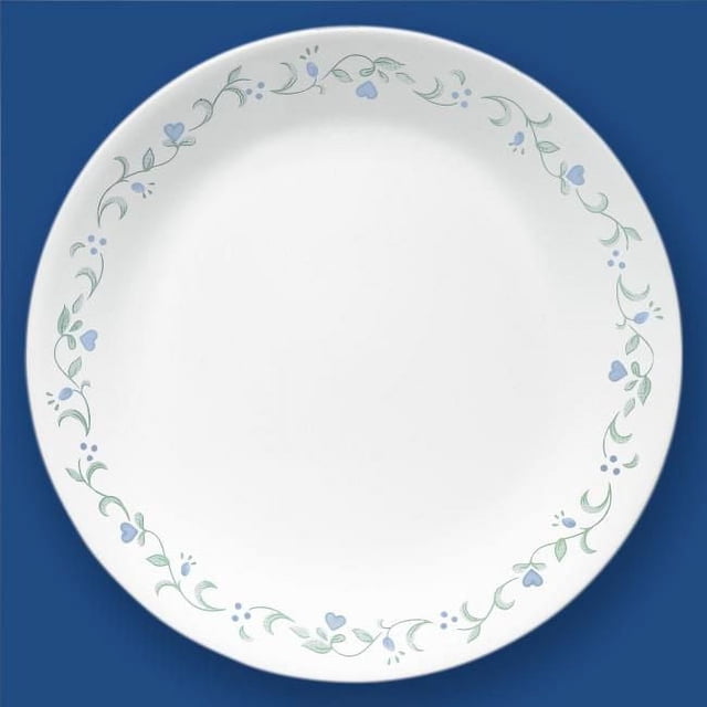 Corelle Country Cottage Assiette de Souper en Verre de 10,25 Pouces avec base Blanche et Motif de Vigne Florale Bleu Pervenche sur le Rebord, Fabriquée en Verre Vitrelle durable et Léger, Sécuritaire pour le Micro-Ondes, le Lave-Vaisselle et le Four, Montrée de Haut en Bas sur un Fond Bleu, Idéale pour les Repas Quotidiens et les Réceptions Décontractées.