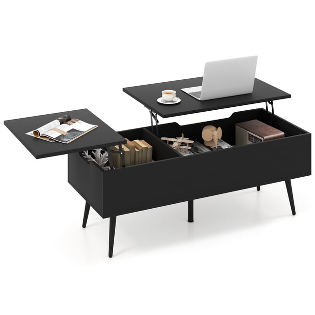Gymax Table Basse à Plateau Relevable avec design à Dessus Fendu, Montré en Noir avec Fini grain de Bois. la Table Présente Deux sections Relevables Révélant des Compartiments de Rangement Cachés, l'Une Tenant des Livres et des Articles de Déco, et l'Autre Abritant une radio et de Petits Objets. la Table Est Supportée par Cinq Pieds Métalliques Effilés avec Patins Antidérapants, Offrant une Stabilité et des Planchers Sans Égratignures. un Ordinateur Portable et une Tasse à Café Sont Placés sur le Plateau Relevable, Démontrant Sa