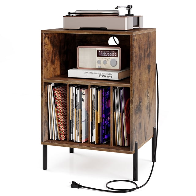Gymax Support de Tourne-Disque avec station de Recharge, Conçu pour le Rangement audio et Multimédia. Fait de MDF Couleur Café et de Métal, Il Présente un Plateau Spacieux pour un Plateau Tournant, une Tablette Centrale pour Accessoires et Quatre Compartiments Divisés pour jusqu'à 150 Disques Vinyles. Comprend Deux Prises CA, un port USB et un port Type‐C pour le Chargement d'Appareils. des Pattes Métalliques Robustes et des Trousses Antirenversement Assurent la Stabilité, pendant Qu'un Système de Gestion des Câbles Garde les Cordons Organisés. Convient aux Salons, Chambres Ou Bureaux