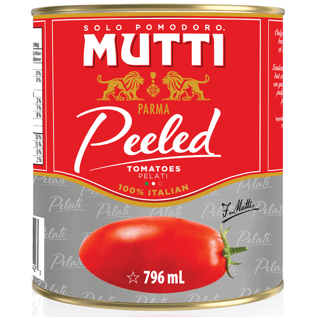 Mutti Tomates Entières Pelées Boîte de 796 ml avec une Étiquette Rouge et Grise Présentant des logos lion Doré et une Grande image de Tomate Rouge Pelée, Mettant en Valeur des Tomates 100 % Italiennes à texture Ferme, Idéal pour sauces Italiennes, Soupes et Ragoûts, Convient Aussi à la marinara et aux Pizzas Napolitaines.