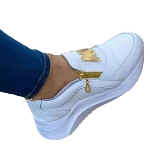 Espadrilles à Plateforme Décontractées pour Femmes 2021, Décontractées, Respirantes, Course, Marche, Sport, Tennis, en Blanc avec une Hauteur de Talon de 5 cm. Dotées d'Une Tige en PU et Tissu, d'Une Semelle en Polyuréthane avec une Adhérence Améliorée et une Résistance à l'Abrasion, et de Lacets Résistants à la Traction. Les Espadrilles Sont Conçues pour le Confort avec un Matériau Doux pour la Peau et un Embout de Type Ajustement pour une distribution Uniforme de la force. Montrées sur une Vue Latérale, Portées avec des jeans Foncés.