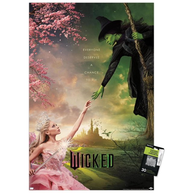 Wicked - Affiche Murale sur une Feuille avec Épingles à Pousser, 22,375 Po x 34 Po Représentant une Sorcière à la Peau Verte en Robe Texturée Noire et Chapeau Pointu Tenant un Balai, Tendant la Main vers une Femme blonde en Robe Rose Étincelante et Couronne Argentée Tenant une Baguette, Posée contre un Ciel Nuageux avec un Château Lointain et des branches de Cerisier Roses, avec le Texte « Tout le Monde Mérite une chance de Voler » au Centre.