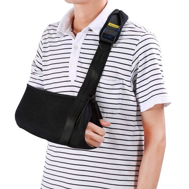 WALFRONT Yosoo Adjustable Arm Sling Shoulder Immobilizer featuring a black breathable mesh pouch with a wide neoprene strap for comfort. Designed for left or right arm use, it fits adults 5'3'' to 6'2'' tall and 90-220 pounds. The sling includes a front-facing length adjuster and built-in thumb loops for hand support, ideal for injury recovery. Shown worn by a person in a striped shirt.