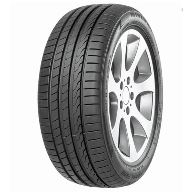 Minerva F205 245/40R20 TG 99Y Pneu de Voiture de Tourisme Toutes Saisons Montré dans une Vue de Profil 3/4 Monté sur une Roue en Alliage Argent, avec de Larges Rainures Circonférentielles pour l'Évacuation de l'Eau et des Nervures Centrales pour un Freinage à Sec et une Stabilité en Ligne Droite, Conçu pour les Voitures Sport et une Conduite Autoroutière Confortable avec une traction Fiable Toute l'Année.
