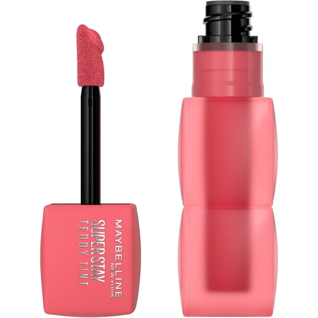 Teinte Teddy, Brillant à Lèvres Doux par Maybelline New York Montrant un Gros Plan de la Bouteille de Teinte à Lèvres Mate Corail-Rose Ouverte avec Applicateur Incliné Enduit de Teinte à Lèvres, Offrant jusqu'à 12 Heures de Couleur à Lèvres Mate Longue Tenue et Modulable, Idéal pour les Lèvres et une Teinte Subtile des Joues.