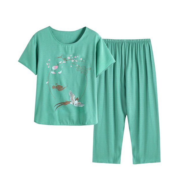 RKSTN Ensembles de Pyjama pour Femmes 2 Pcs d'Été Ensemble Deux Pièces Comprenant un Haut à Manches Courtes à Col Rond et un Pantalon Court de Couleur Vert Doux. le Haut Met en Valeur un Motif Imprimé avec des Oiseaux et des accents Floraux, pendant Que le Pantalon a une Taille Élastique avec un Cordon pour le Confort. Fabriqué en Tissu Coton-Lin Léger et Respirant, Cet Ensemble Est Idéal pour Se Détendre, une Tenue Décontractée Ou des Nuits d'Été. Convient au Lavage à la Main Ou au Nettoyage à Sec pour Maintenir la Qualité.
