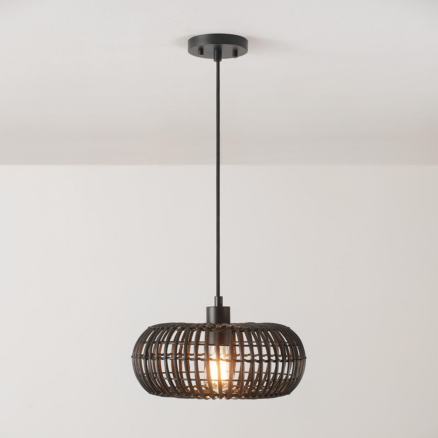 Luminaire suspendu à 1 ampoule Fitz noir mat avec abat-jour en rotin
