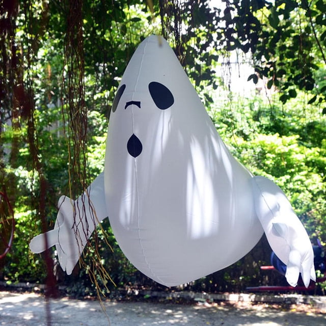 Pompe à Air Jouet Gonflable Suspendue d'Halloween pour Fête d'Halloween Intérieure, Présentant un Gonflable en Forme de Fantôme Blanc avec des Détails Faciaux Noirs, Suspendue à l'Extérieur parmi les Arbres. Faite d'Un Matériau durable, Elle Mesure Environ 70x40x42 cm et Convient aux Décorations d'Halloween dans les Jardins, Cours Ou Fêtes. Comprend une Pompe à Air pour un Gonflage Facile.