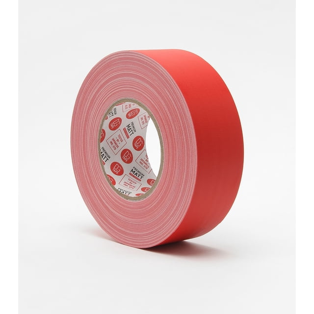 Ruban gaffer Rouge 2 Po x 60 yd par DGTAPE, Doté d'Une Finition Mate et d'Une Conception Stable aux UV. Fabriqué avec une base en Tissu à 80 Mailles de Qualité Supérieure, Ce Ruban durable Est Idéal pour les applications Professionnelles et d'Amélioration de la Maison. le Rouleau Est Présenté sous un angle, Mettant en Valeur Sa Couleur Rouge Vibrante et Sa texture Lisse.