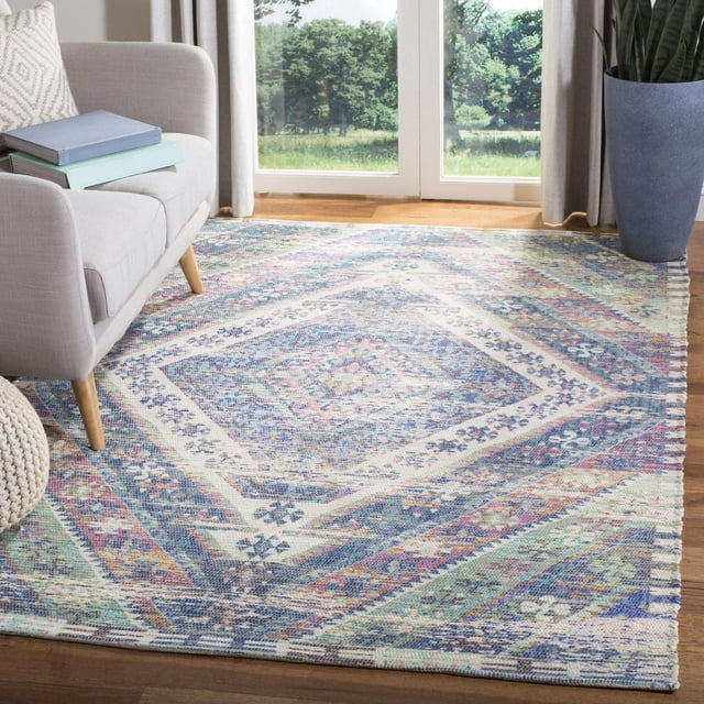 Safavieh Saffron Tapis Géométrique Harmonisé Présentant un Motif Géométrique Multicolore Usé en Tissage de Coton Doux, Posé sur un Plancher de Bois Franc à Côté d'Un sofa Gris Pâle et d'Un Cache-Pot Bleu, Convient comme accent durable dans les Espaces de Vie à la Maison.