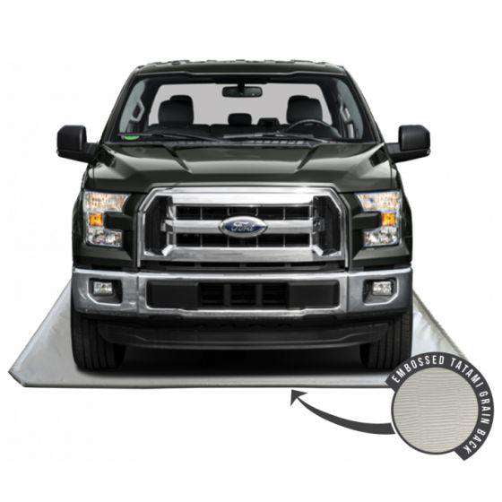 Floor Defender Pro Tapis de Confinement de Garage, 8'x21 Pieds, en Gris Béton sous un Camion Stationné. Fabriqué en Vinyle durable 900 G/m2 avec texture de grain de tatami Embossé, Capte la Graisse, l'Huile, la Boue, la Saleté, l'Eau et l'Antigel pour Garder les Planchers de Garage Propres. Idéal pour les Accessoires de Porte de Garage, Comprend des Autocollants Adhésifs à Velcro pour un placement Sécuritaire.