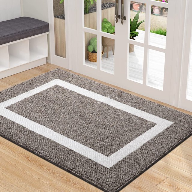 XICEN Tapis de Porte Intérieur, 32x48, Brun avec Bordure Rectangulaire Blanche, Placé dans une Entrée avec Plancher de Bois et Portes Vitrées Menant à un patio. Ce Tapis Antidérapant et Absorbant Piège la Saleté et l'Humidité, Protège les Planchers et Présente un Profil Bas pour un Fonctionnement Fluide de la Porte. Lavable à la Machine pour un Nettoyage Facile, Idéal comme Tapis d'Entrée.
