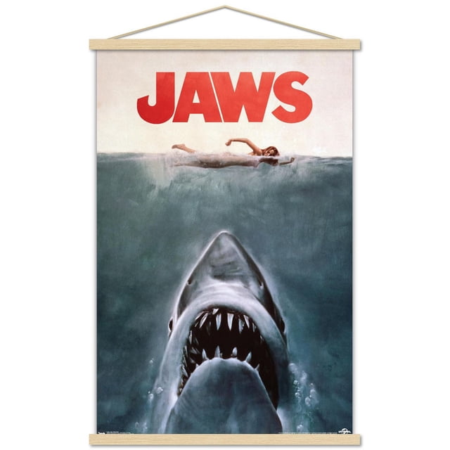Mâchoires - Affiche Murale d'Une Feuille, 22,375 Po x 34 Po Montrant une Oeuvre Murale Emblématique d'Un Grand Requin Blanc aux Mâchoires Ouvertes Qui Monte des Eaux Bleu Foncé vers un Nageur à la surface. l'Affiche Présente un Texte Audacieux de « Mâchoires » Rouges en Haut et Est Imprimée sur du Papier Lustré avec des Cintres à Cadre en Bois, Convient à la Déco de la Maison et à la Décoration de la Pièce.
