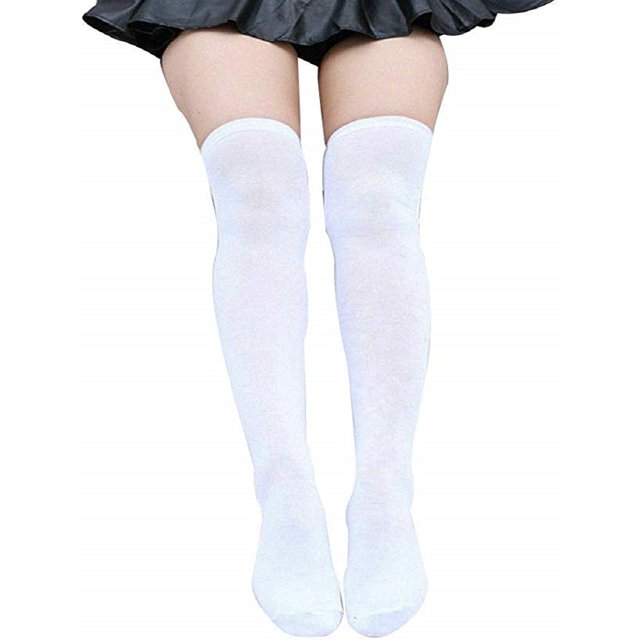 ZAXARRA Bas Cuisse pour Femmes en Coton au-Dessus du Genou Chaussettes Extra Longues de Couleur Blanc Uni. Faites de 80 % Coton, 12 % nylon et 8 % Élasthanne, Ces Chaussettes Respirantes et Douces pour la Peau Offrent une Haute Élasticité et une Excellente performance Thermique. la Conception Comprend une Bande Élastique en Haut pour Empêcher de Glisser et Allonge Visuellement les Jambes. Convient au Port Quotidien, à l'École Ou à Assortir avec des Jupes Courtes et des Bottes pour un Style Stylé. Taille Unique avec Matériau flexible.