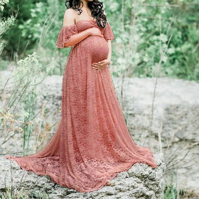 Vedolay Robe de Maternité Été, Robe Tube Maxi Sans Bretelles Froncée avec Poches en Rose, Taille M. Cette Robe de Maternité Décontractée Présente un design à Épaules Dénudées, des Détails Froncés et un Tissu en Dentelle Fluide, Parfaite pour le Printemps, l'Été et l'Automne. Idéale pour la Grossesse et le Post-Partum, Convient à la Photographie, aux Sorties à la Plage Ou au Port Quotidien. le Modèle Est Extérieur dans un Cadre Naturel, Mettant en Valeur l'Ajustement Élégant et Confortable de la Robe.