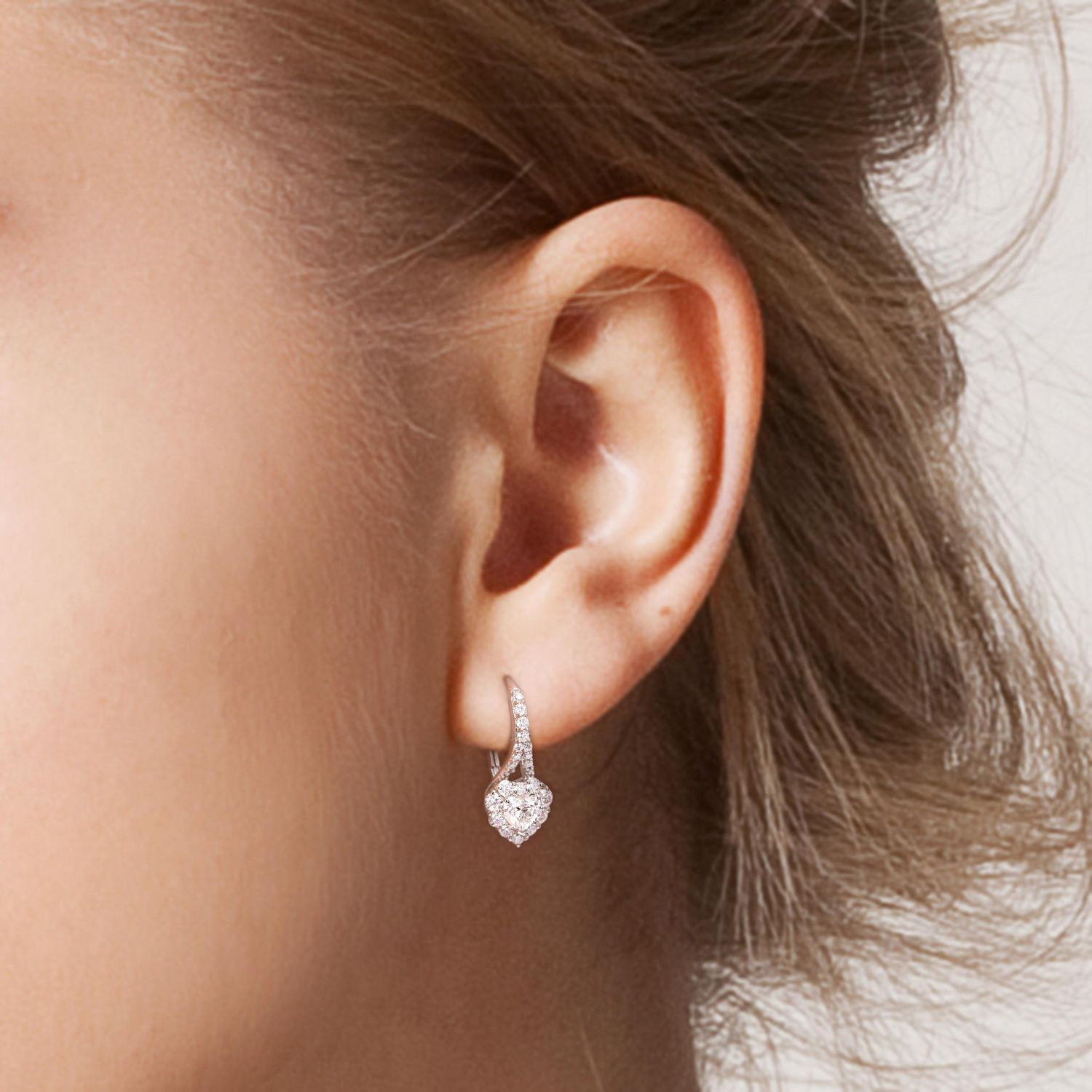Boucles d'oreilles en forme coeur à Auréoles Miabella avec 2 Carat PBT de Moissanite en Argent Sterling