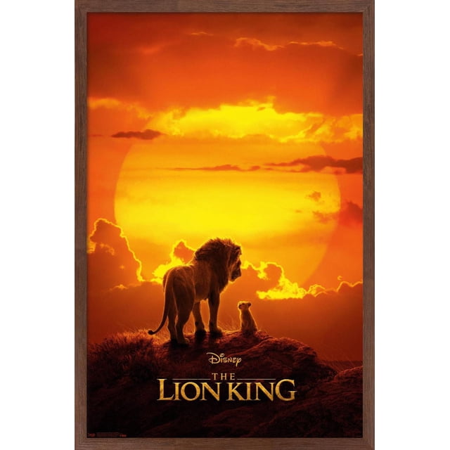 Disney Le Roi Lion - Mufasa And Simba Affiche Murale, Affiche Encadrée 22,375 Pouces x 34 Pouces Montrant Lion Adulte Mufasa et Petit Simba Debout sur un Éperon Rocheux Se Silhouette contre un Grand Coucher de Soleil orange Lumineux avec des Nuages, Idéale pour la Déco de la Maison et comme art Mural pour Chambre d'Enfant.