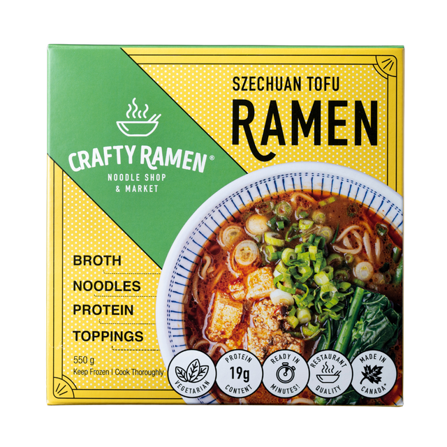 Ramen au Tofu Szechuan Repas Surgelé par Crafty Ramen Comprenant du Tofu Braisé au Szechuan, un Bouillon de Légumes aux Haricots Noirs, des Nouilles et des Garnitures de Légumes Verts sur un Emballage Jaune et Vert. Il Contient 19 g de Protéines, Est Fabriqué au Canada et Est Idéal pour un Souper Végétal Rapide.