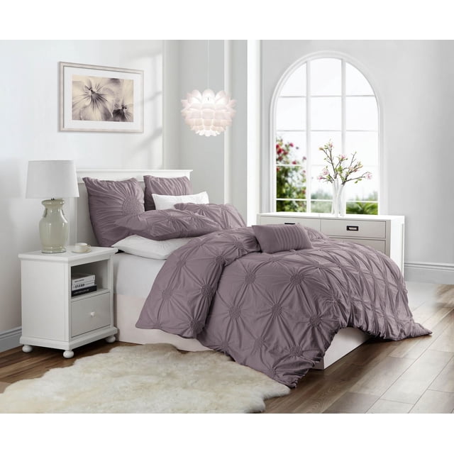 Ensemble de Housse de Couette de Luxe à Fleurs Froncées de Haute Qualité en Tissu Microfibre mauve Atténué avec Détails de Surpiqûres Florales Froncées sur la Couette et les Taies d'Oreiller, Affiché sur un Lit dans une Chambre Éclatante avec un Meuble Blanc, un Tapis Doux et une Fenêtre Cintrée avec un vase Floral, Résistant aux Plis et Lavable à la machine, Convient pour Rehausser la Déco de la Chambre.
