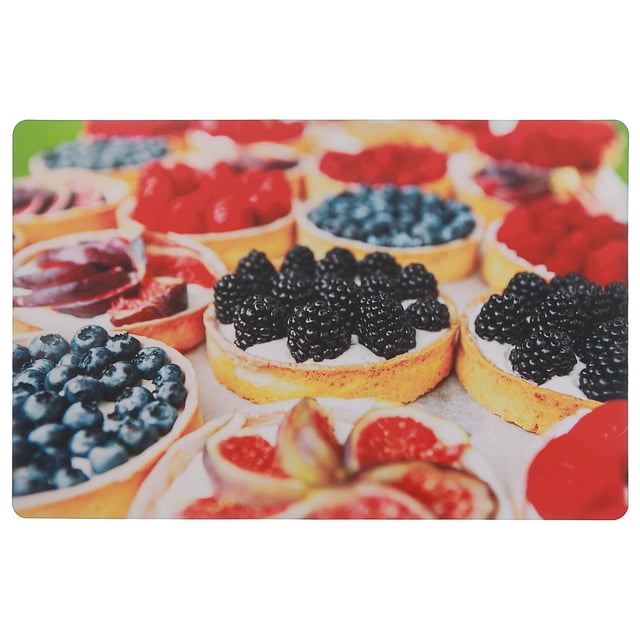 Napperon en Plastique Tarte aux Fruits - Ensemble de 12 avec une Vue Frontale d'Un Napperon Rectangulaire en Plastique Imprimé avec des images Détaillées de Tarte aux Fruits Mettant en Vedette des Mûres, Bleuets, Framboises et Figues sur des bases de Tarte Crémeuse, Conçu pour Protéger les tables à Manger contre les Taches et les Égratignures Tout en Rehaussant le Linge de table, Convient à une Utilisation Intérieure et Extérieure.