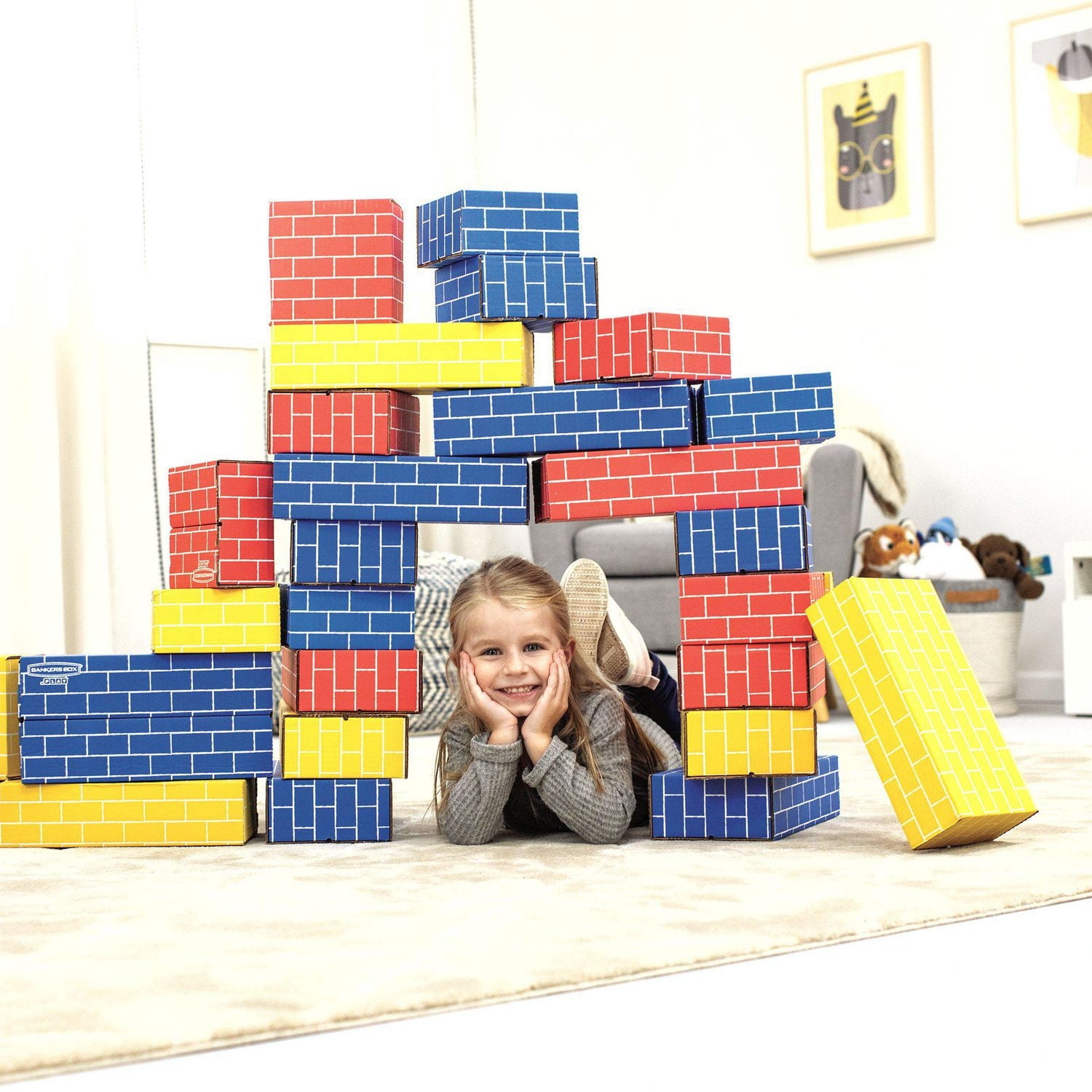 Boîte de construction en carton Bankers Box at Play. Comprend 40 blocs de 2 tailles différentes et 3 couleurs. À partir de 3 ans.