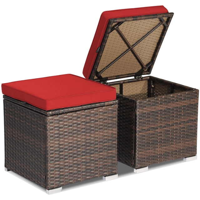 Costway Lot de 2 tables d'Appoint en Rotin pour Patio Ottomans avec Coussins, Rouge. l'Ensemble Comprend Deux Carrés Ottomans en Osier PE Tressé à la Main Brun Mélangé avec un Cadre en Métal Antirouille. un ottoman Est Montré avec Son Couvercle Ouvert, Espace de Rangement Intérieur Révélateur, l'Autre Est Fermé avec un Coussin Rouge sur le Dessus. Chaque ottoman Mesure 16 Pouces par 16 Pouces par 15,5 Pouces et Comprend des Housses de Coussin Amovibles et Lavables. Convient pour Être Utilisé comme Repose-Pieds, tables d'Appoint Ou Boîtes de Rangement à L